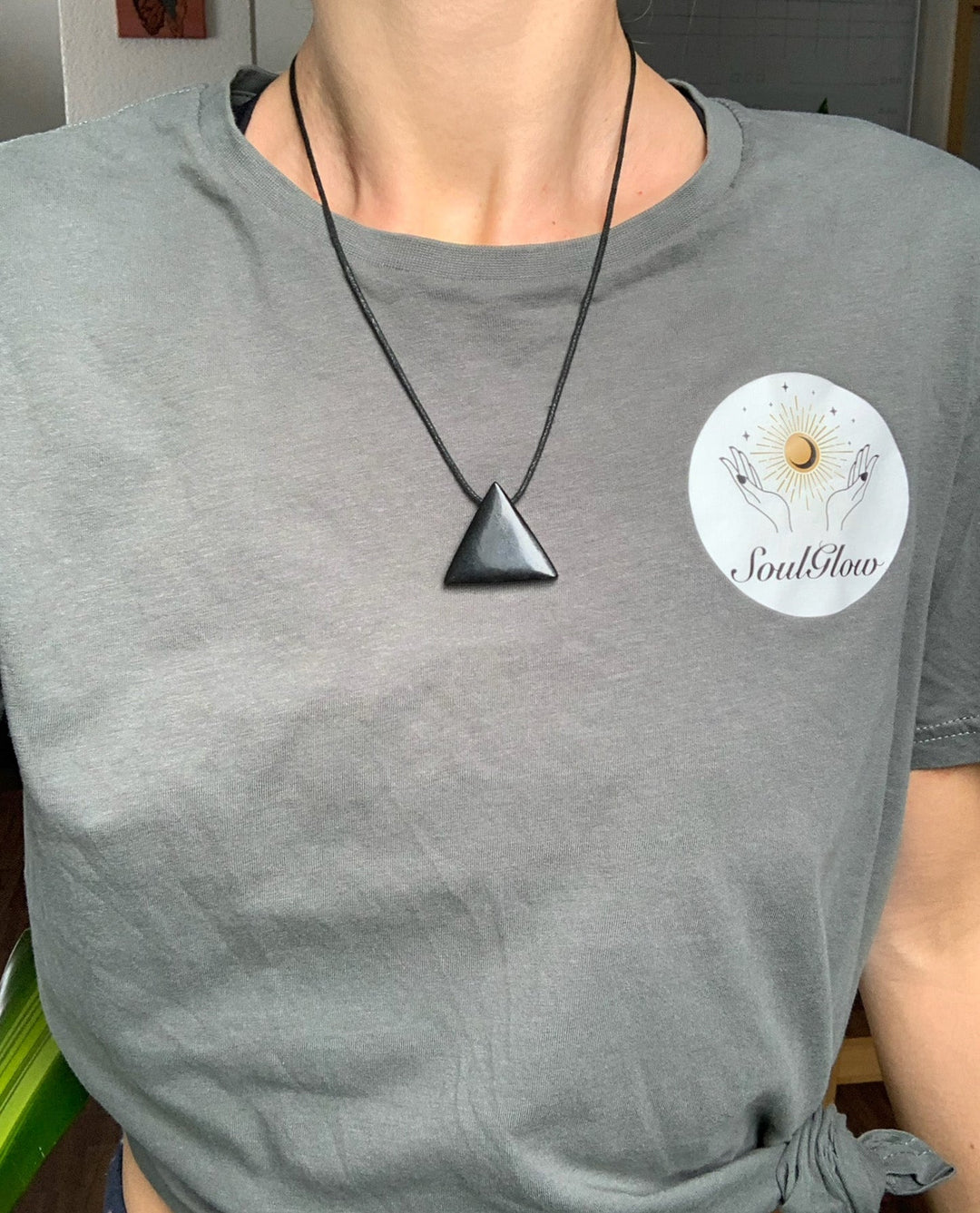 Schungit Pyramiden Anhänger - SoulGlow - Anhänger, balance, Baumwollband