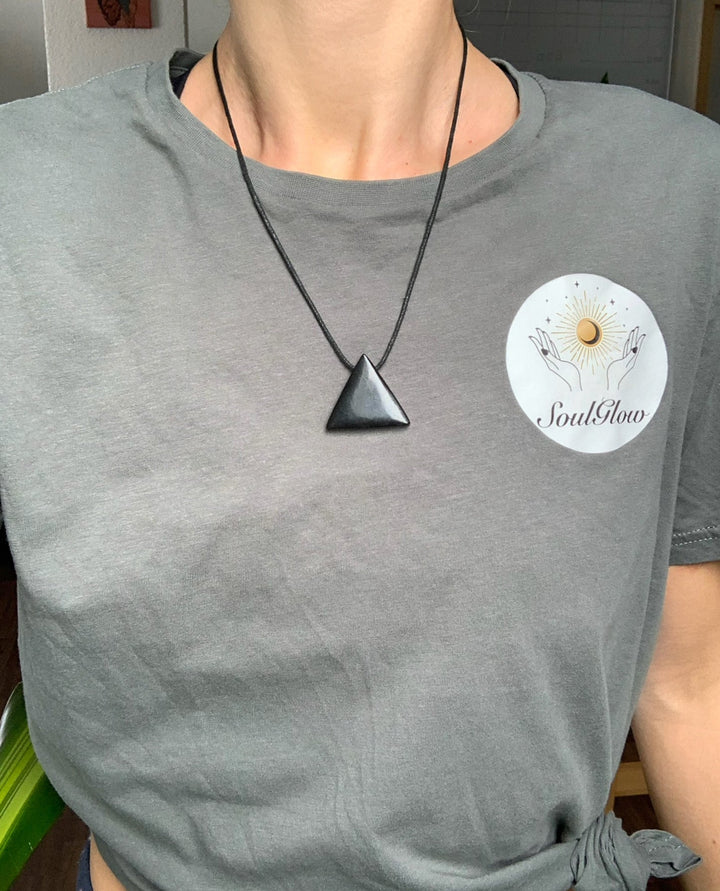 Schungit Pyramiden Anhänger - SoulGlow - Anhänger, balance, Baumwollband