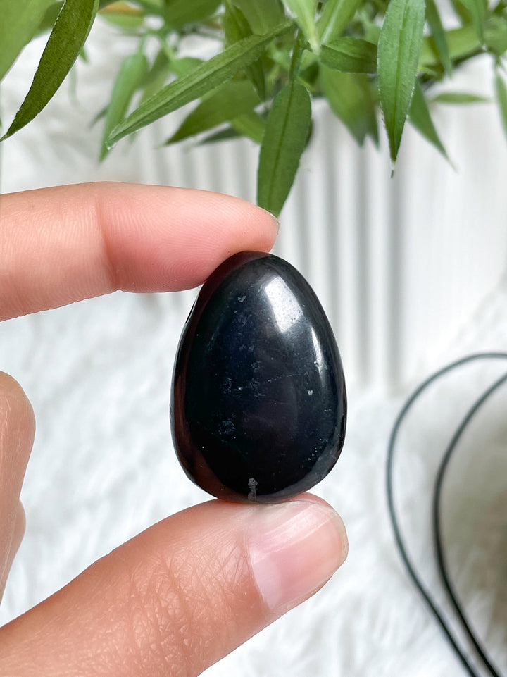 Schungit Trommelstein Anhänger - SoulGlow - balance, Gebohrter Anhänger, not - on - sale
