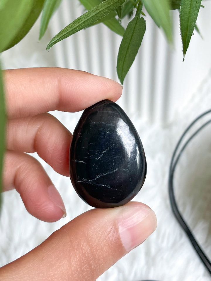Schungit Trommelstein Anhänger - SoulGlow - balance, Gebohrter Anhänger, not - on - sale