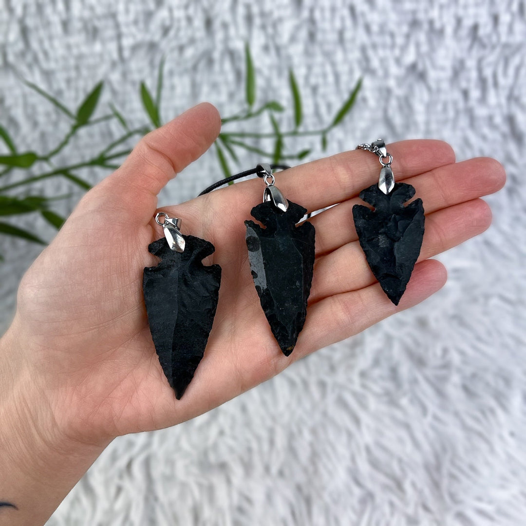 Schwarzer Jaspis Spitzen Anhänger - SoulGlow - Anhänger mit Öse, balance, bunt