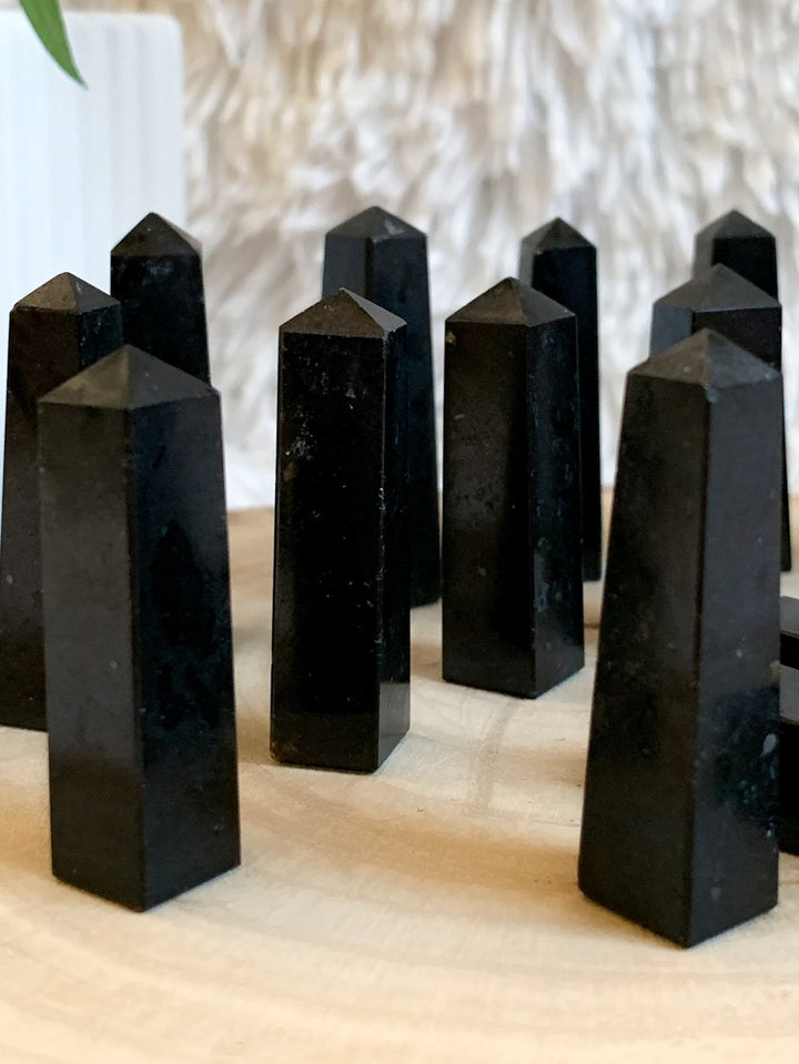 Schwarzer Turmalin Obelisk - SoulGlow - balance, geschliffene Form, Kristall