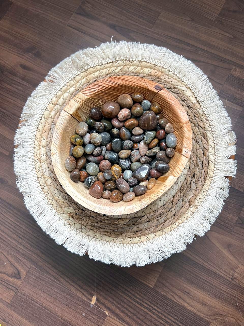 Bunte Trommelsteine aus Achat und Jaspis in einer Holzschale