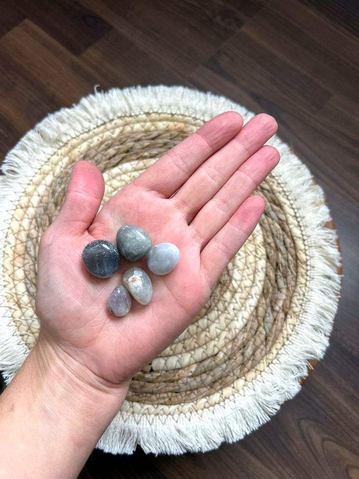 Grau-blaue Trommelsteine auf der Hand