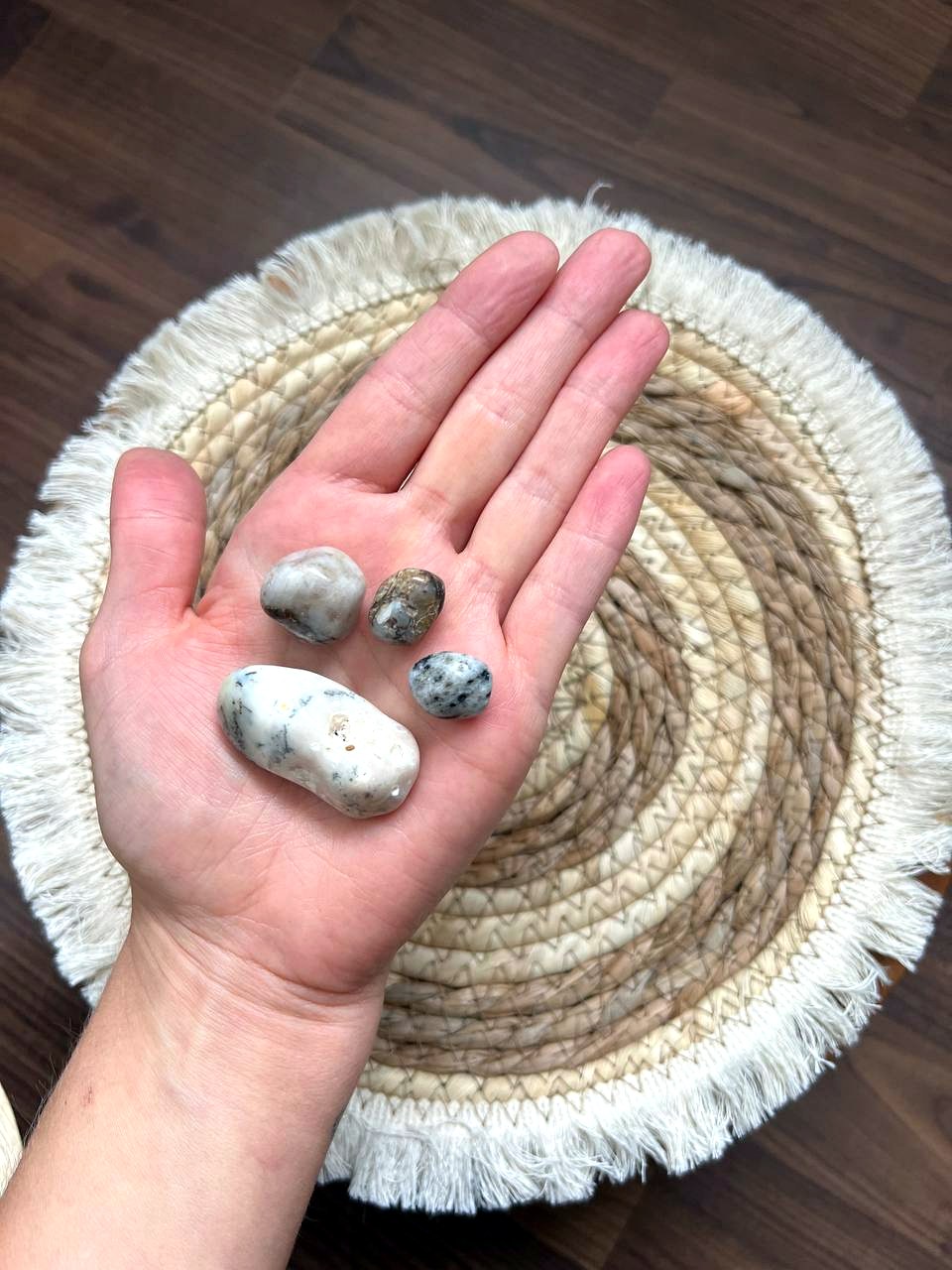 Baumachat Trommelsteine auf der Hand