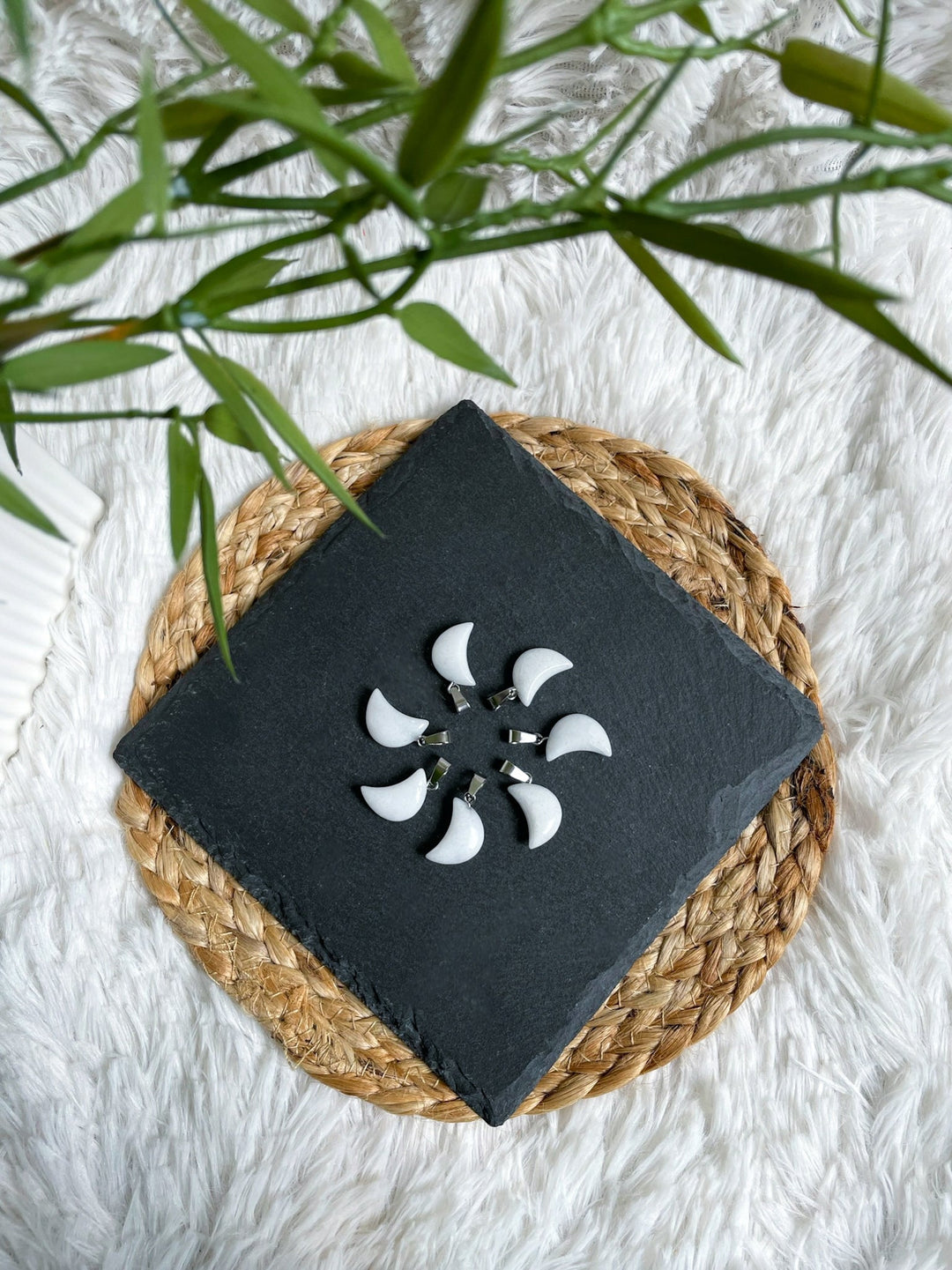 Weiße Jade Mond Anhänger - SoulGlow - Anhänger mit Öse, balance, Fülle