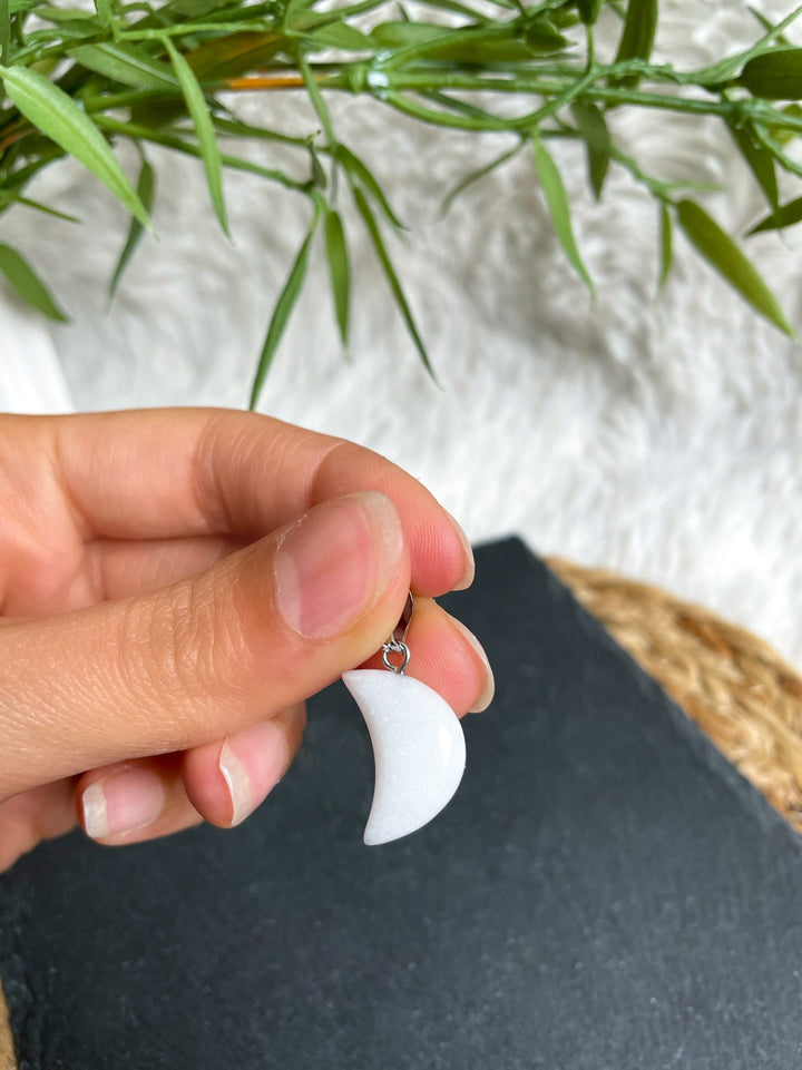 Weiße Jade Mond Anhänger - SoulGlow - Anhänger mit Öse, balance, Fülle