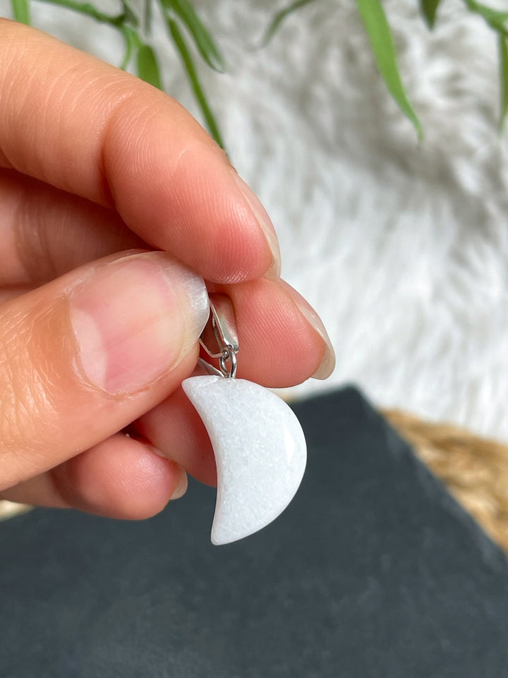 Weiße Jade Mond Anhänger - SoulGlow - Anhänger mit Öse, balance, Fülle
