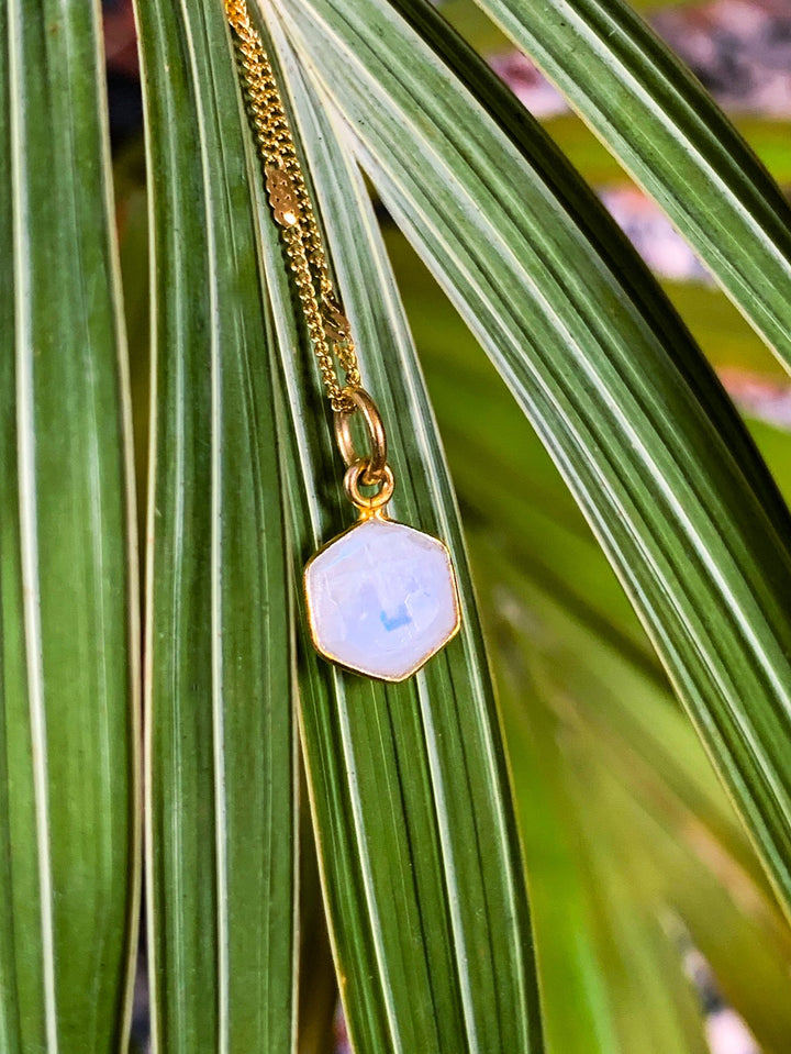 Weißer Labradorit Hexagon Anhänger vergoldet - SoulGlow - Anhänger mit Öse, balance, Gold