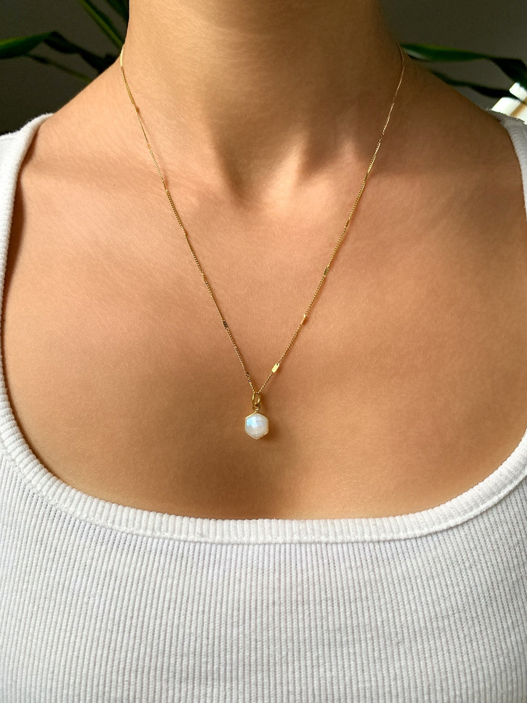 Weißer Labradorit Hexagon Anhänger vergoldet - SoulGlow - Anhänger mit Öse, balance, Gold