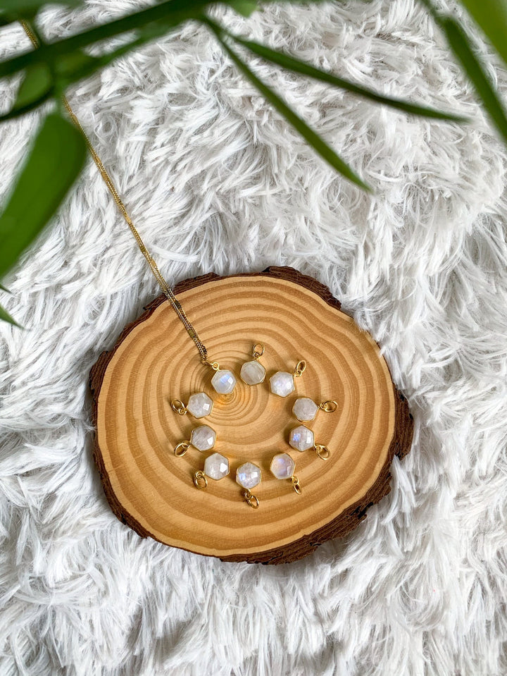 Weißer Labradorit Hexagon Anhänger vergoldet - SoulGlow - Anhänger mit Öse, balance, Gold