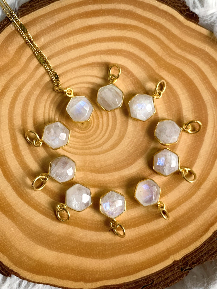 Weißer Labradorit Hexagon Anhänger vergoldet - SoulGlow - Anhänger mit Öse, balance, Gold